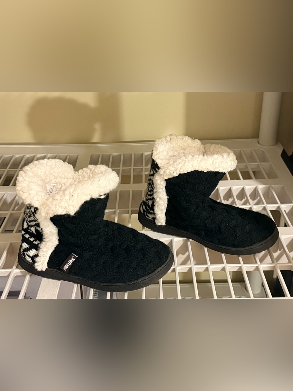 MUK LUKS Black Cable Knit Slipper Boots Fluffy Faux Fur Size (5-6)